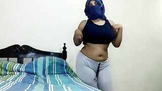 شرموطة مصرية تعرض جسدها المثير و بزازها الكبيرة - سكس مصري